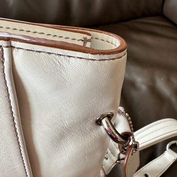 Elegant White Leather Coach Hobo Bag - Picture 10 of 12